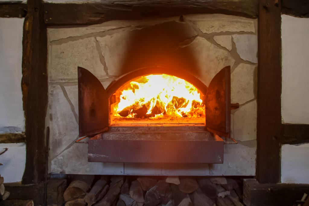 Das Feuer brennt lichterloh um den Ofen anzuheizen