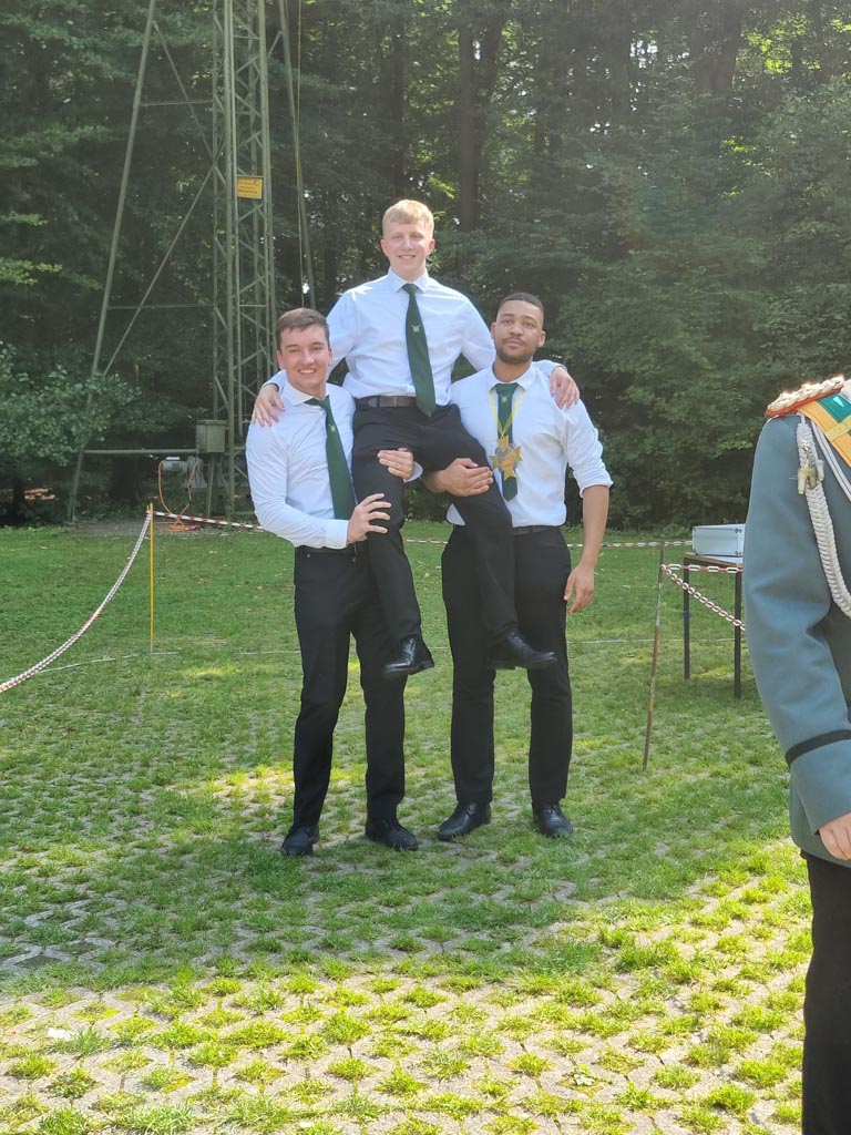 Apfelprinz der Jungschützen Ben Kieffer auf Schultern getragen