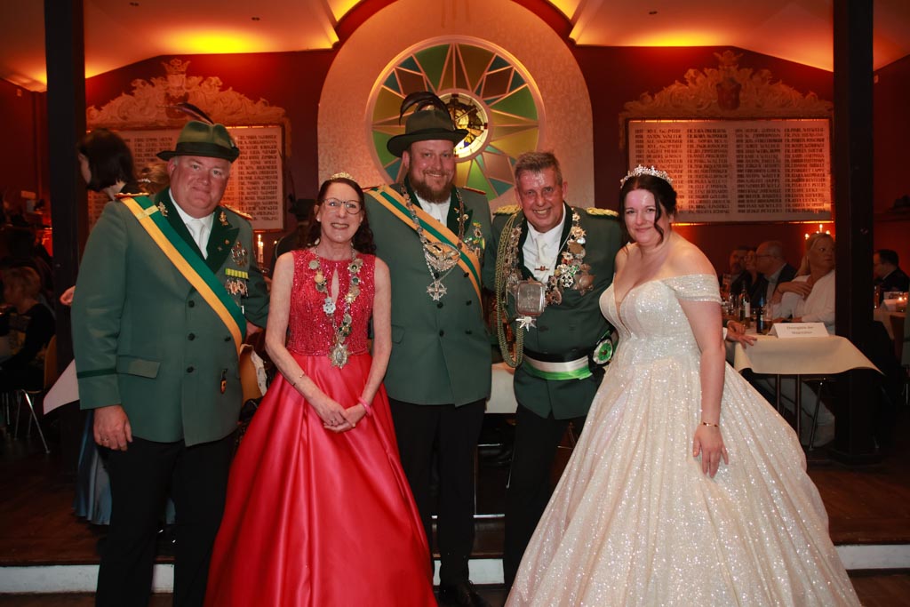 Gruppenfoto bei der Übergabe des Gastgeschenks