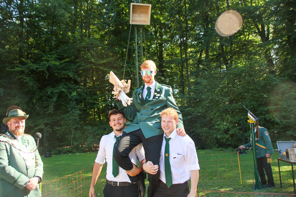 Jungschützenkönig Philipp Rudophi macht die Ehrenrunde auf dem Holzpferd