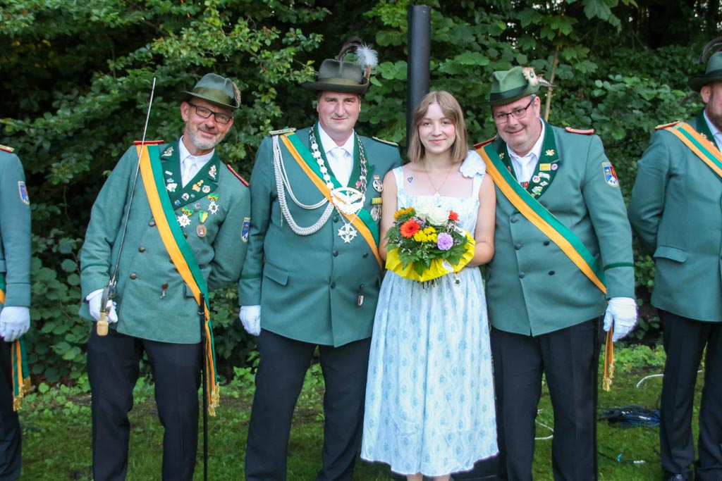 Königspaar Franziska Müller und Matthias Mertens mit Königsoffizieren