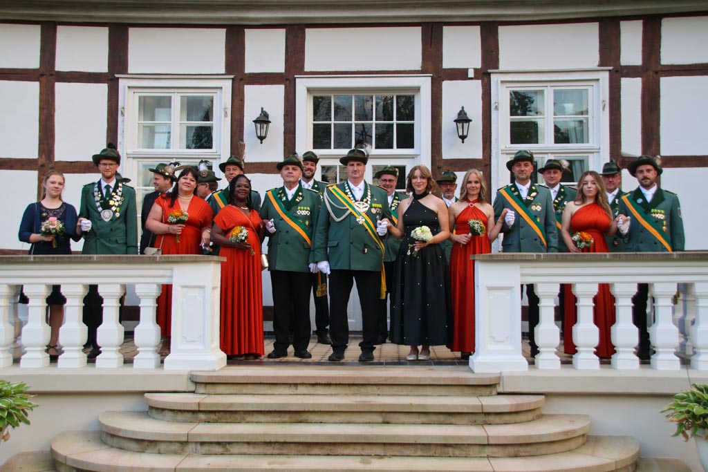Aufstellung des Köngispaares mit Hofstaat am Schloß zum Zapfenstreich