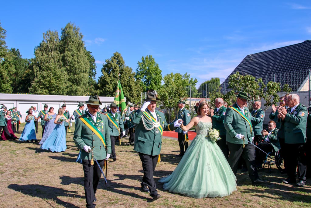 Das Königspaar marschiert auf den Schulsportplatz